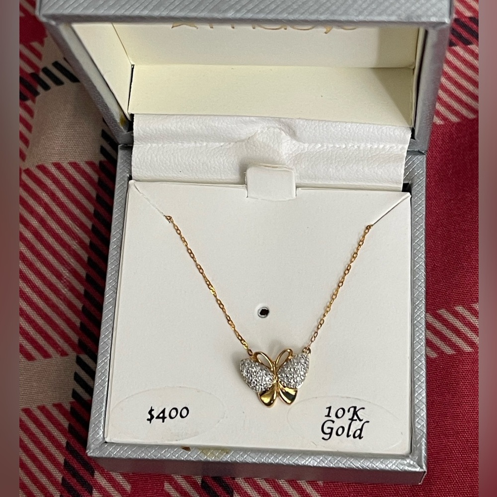Elegant Gold Butterfly Necklace